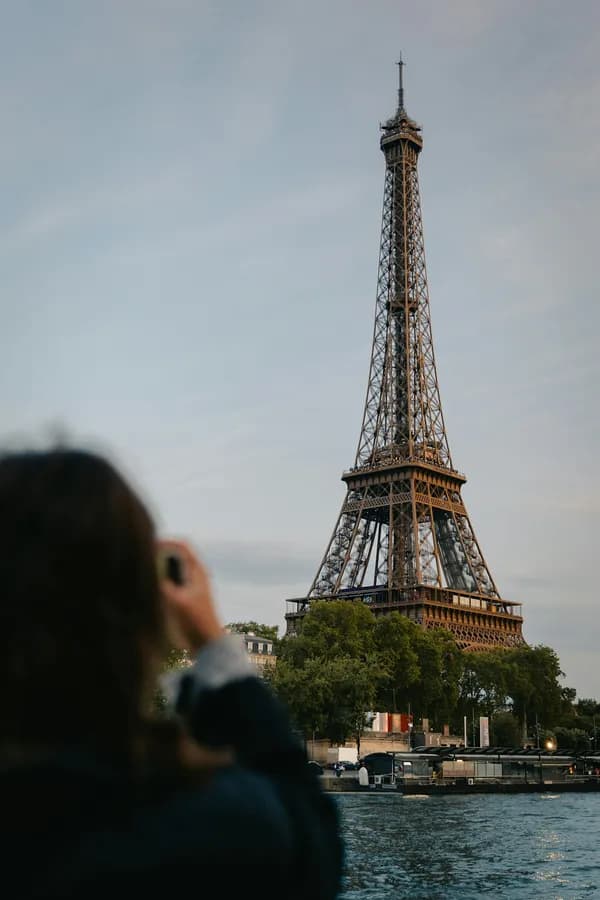 Photographer in front of the Eiffel Tower in Paris — call France from $0.02 a minute with RobinPhone