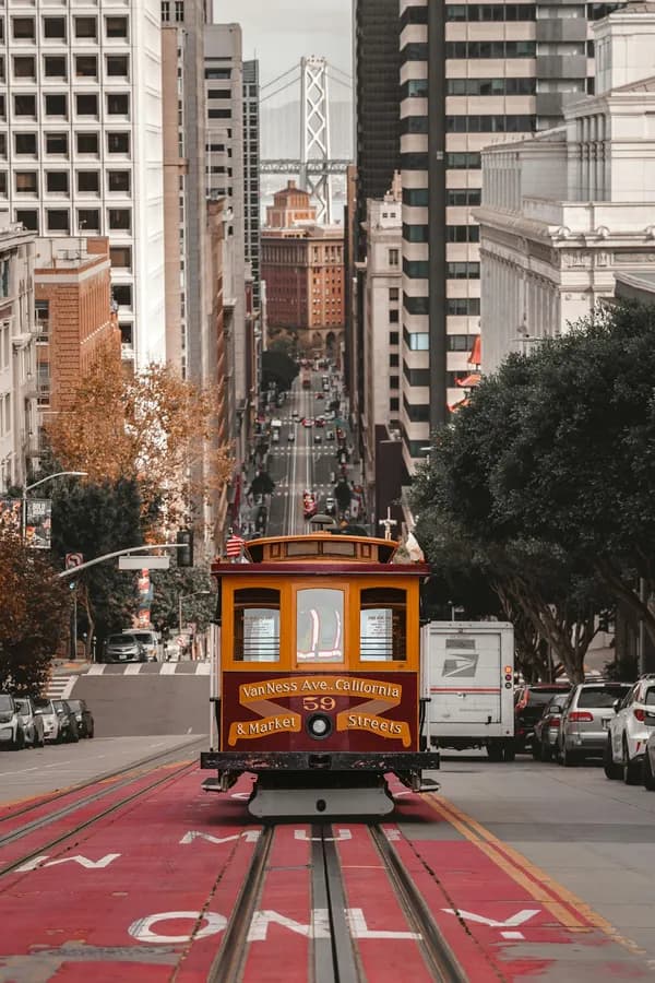 Cable car on a steep street in San Francisco — call the United States from $0.02 a minute with RobinPhone
